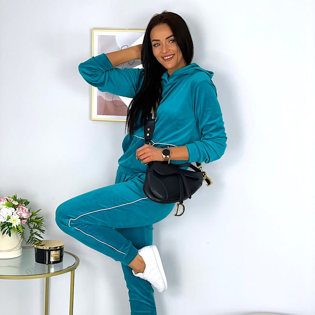 Stylizacje z dresami Modna Kiecka to hit wiosny 2022. Sprawdź, jak nosić dresowe komplety tej marki!